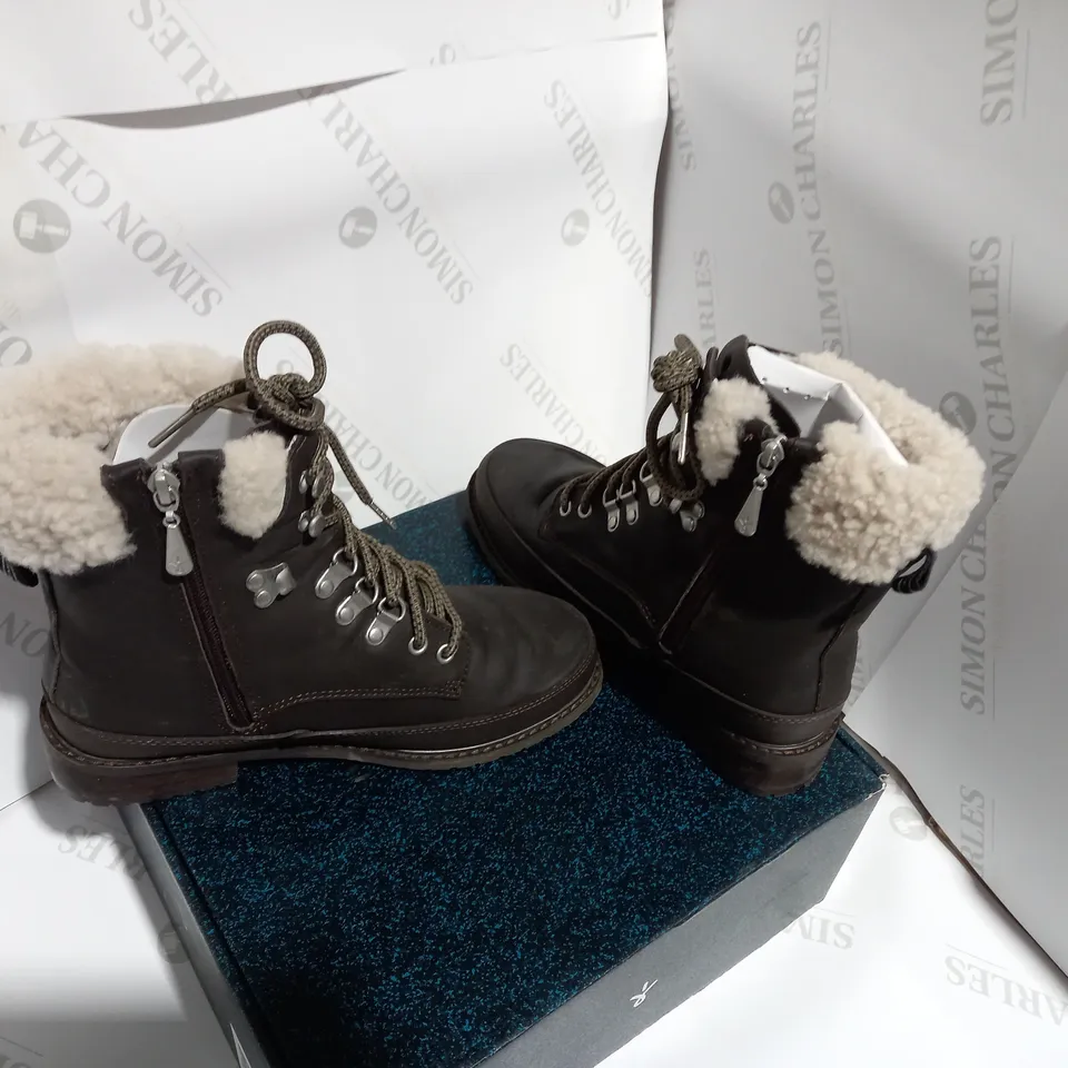 BOXED PAIR OF EMU WINTER BOOTS - SIZE 6