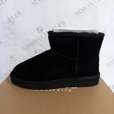 BOXED AUS WOOLI UGG UNISEX SHORT SHEEPSKIN ANKLE BOOTS, BLACK - SIZE 5
