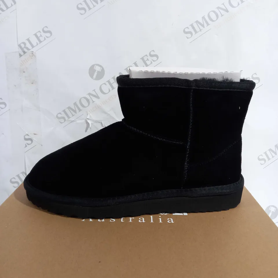 BOXED AUS WOOLI UGG UNISEX SHORT SHEEPSKIN ANKLE BOOTS, BLACK - SIZE 5