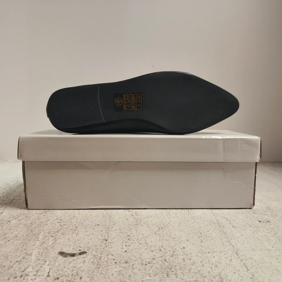 BOXED PAIR OF UNBRANDED SLIP-ON SHOES IN BLACK SIZE 4