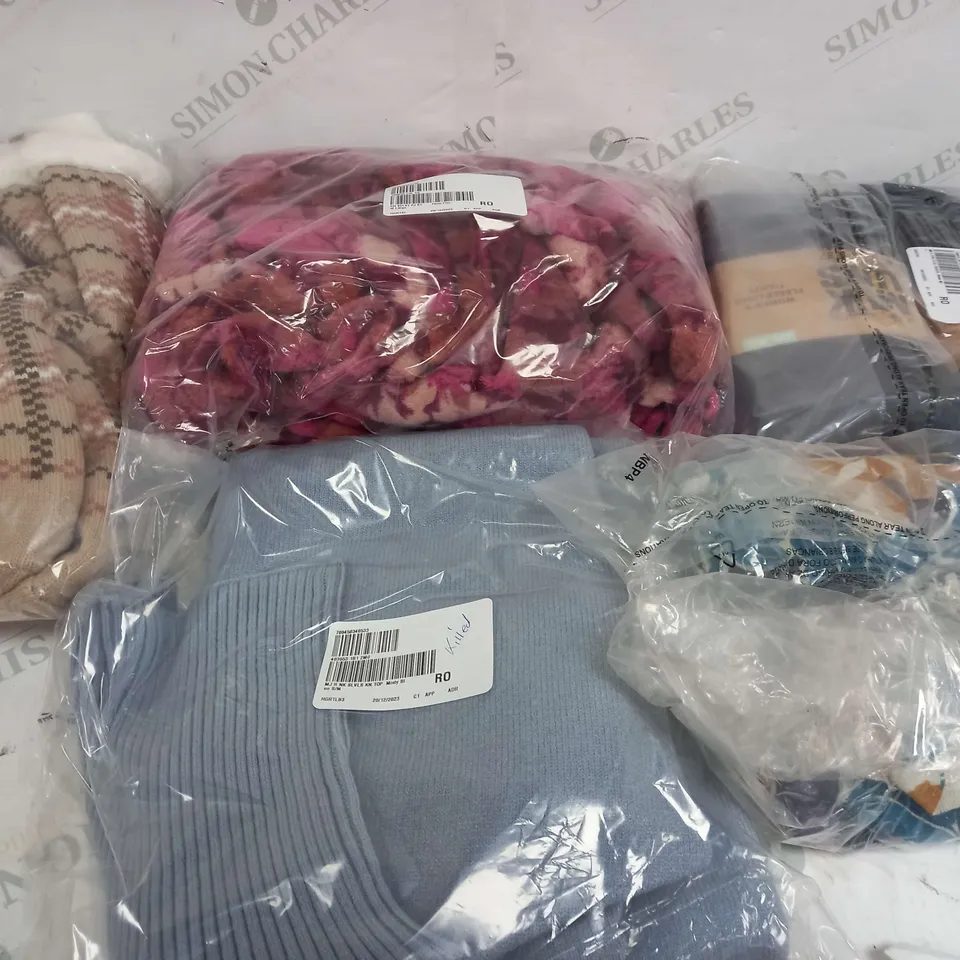 BOX OF APPROXIMATELY 15 ASSORTED CLOTHING ITEMS TO INCLUDE BLACK TIGHTS, BIG SOCKS, BLUE LONG SLEEVE TOPE ETC
