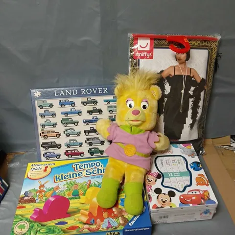APPROXIMATELY 25 ASSORTED TOYS & GAMES TO INCLUDE FLAPPER COSTUME, LAAND ROVER PUZZLE, DISNEY BABY BOARD BOOKS, ETC