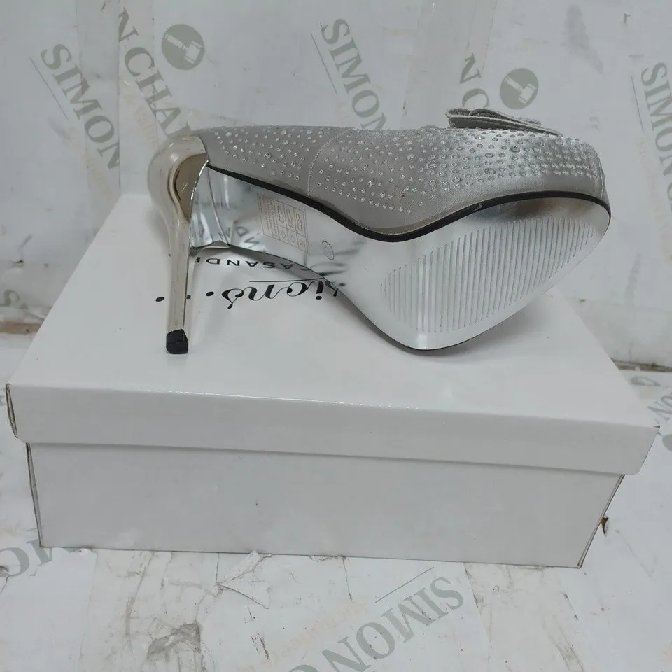 LOT OF 10 PAIRS OF OCCASIONS BY CASANDRA SHOES