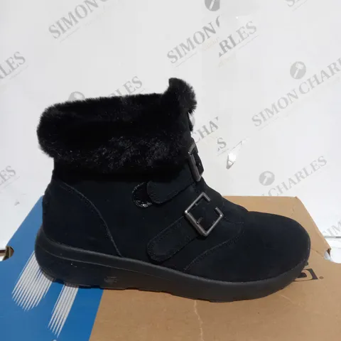 BOXED SKECHERS WINTER ON THE GO FAUX FUR TRIM BOOTS, BLACK - SIZE 4.5