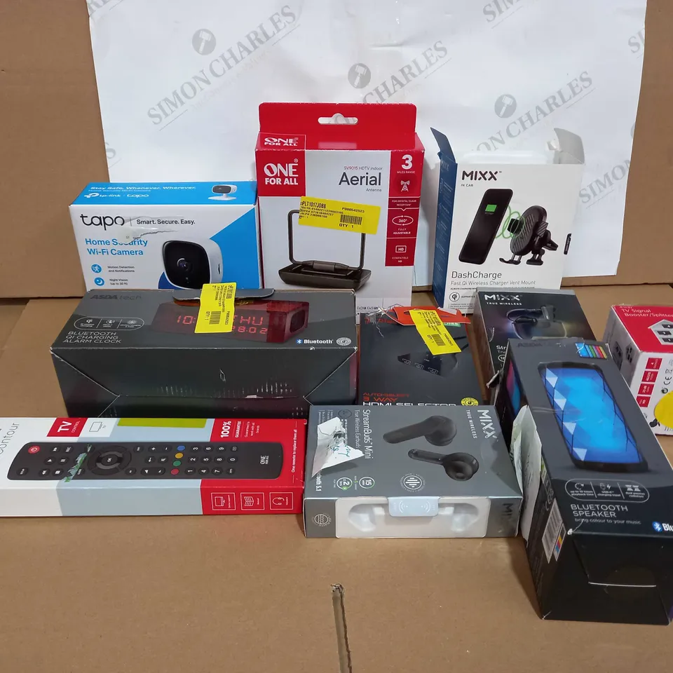 BOX OF APPROXIMATELY 35 ASSORTED ITEMS TO INCLUDE A HOME SECURITY WI-FI CAMERA, BLUETOOTH QI CHARGING ALARM CLOCK, A BLUETOOTH SPEAKER AND A DASHCHARGE 