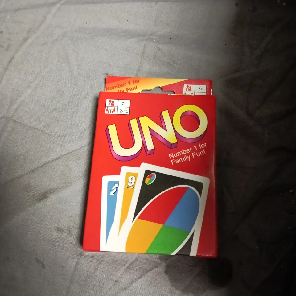 BOX OF APPROXIMATELY 10 ASSORTED TOYS INCLUDING UNO , BUBBLE BESTIE AND TEXTILE MARKERS 