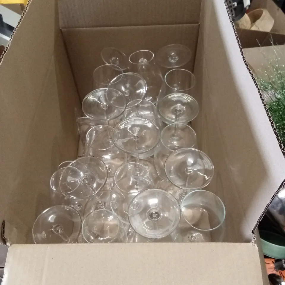 PALLET OF ASSORTED CATERING SUPPLIES AND RESTERAUNT DECOR ITEMS