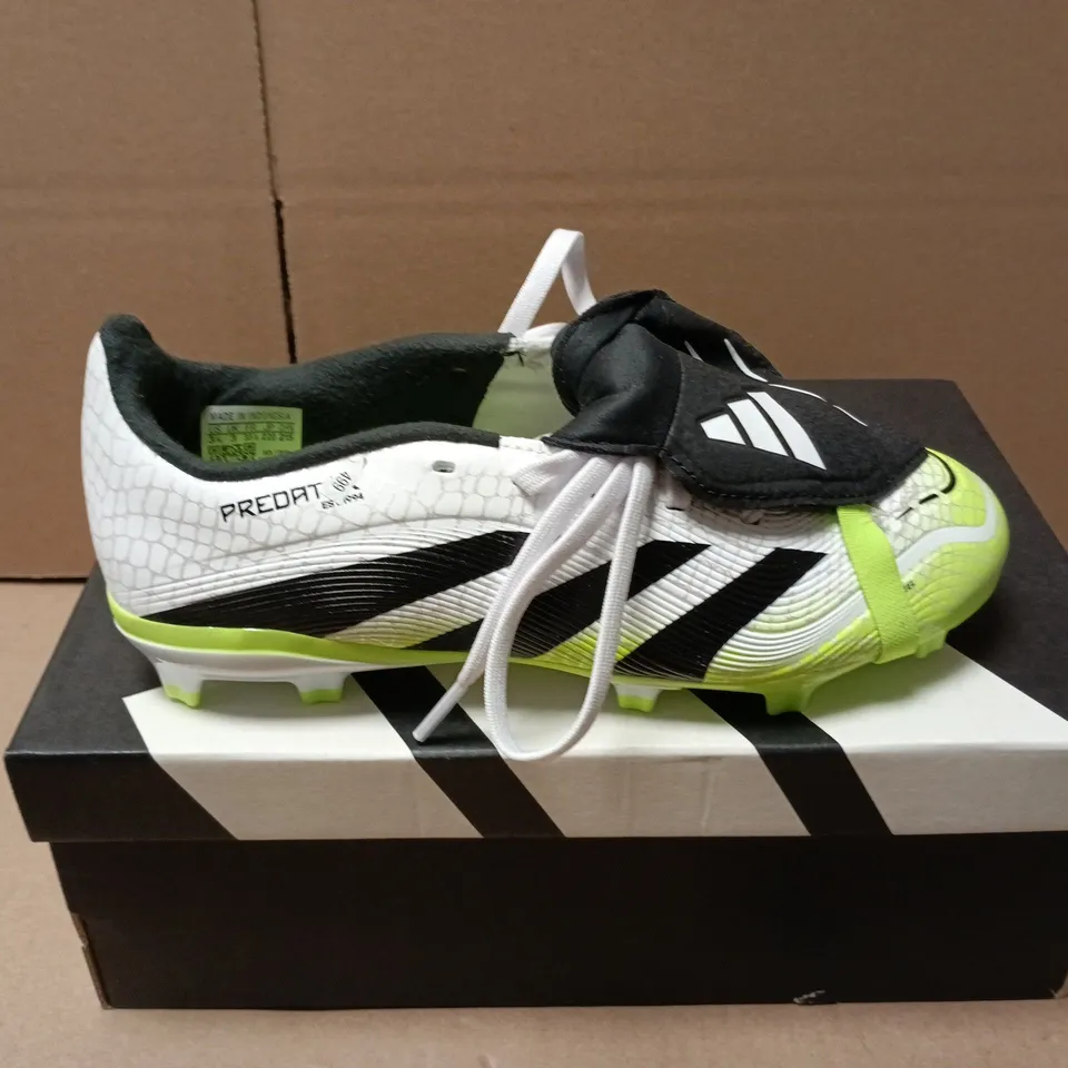 BOXED PAIR OF KIDS ADIDAS PREDATOR LEAGUE FOOTBALL BOOTS IN WHITE/GREEN - UK 3