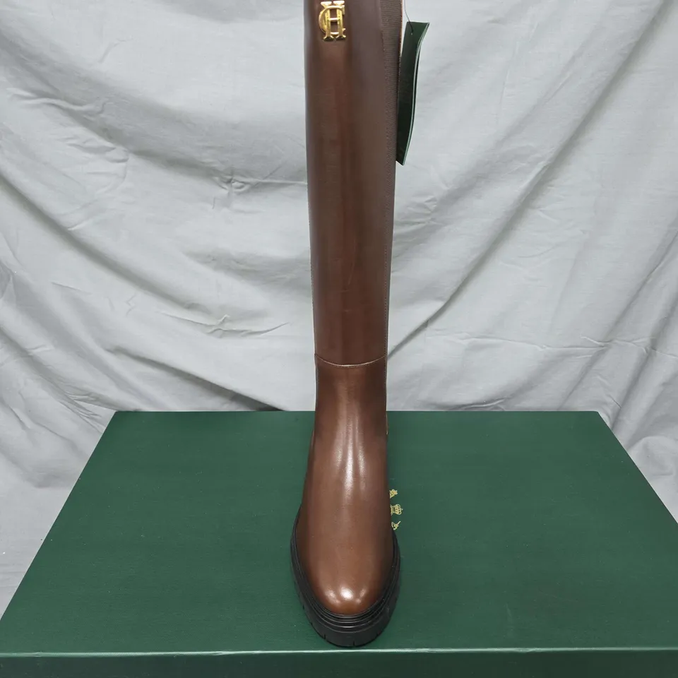 BOXED PAIR OF HOLLAND COOPER ASTORIA KNEE BOOTS IN CHOCOLATE - SIZE 5