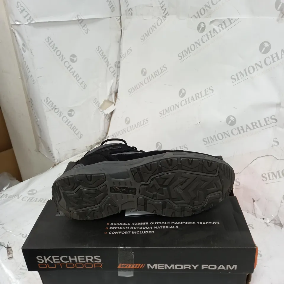 BOXED PAIR OF MENS SKETCHER OUTDOOR BLACK BOOTS SIZE 9 