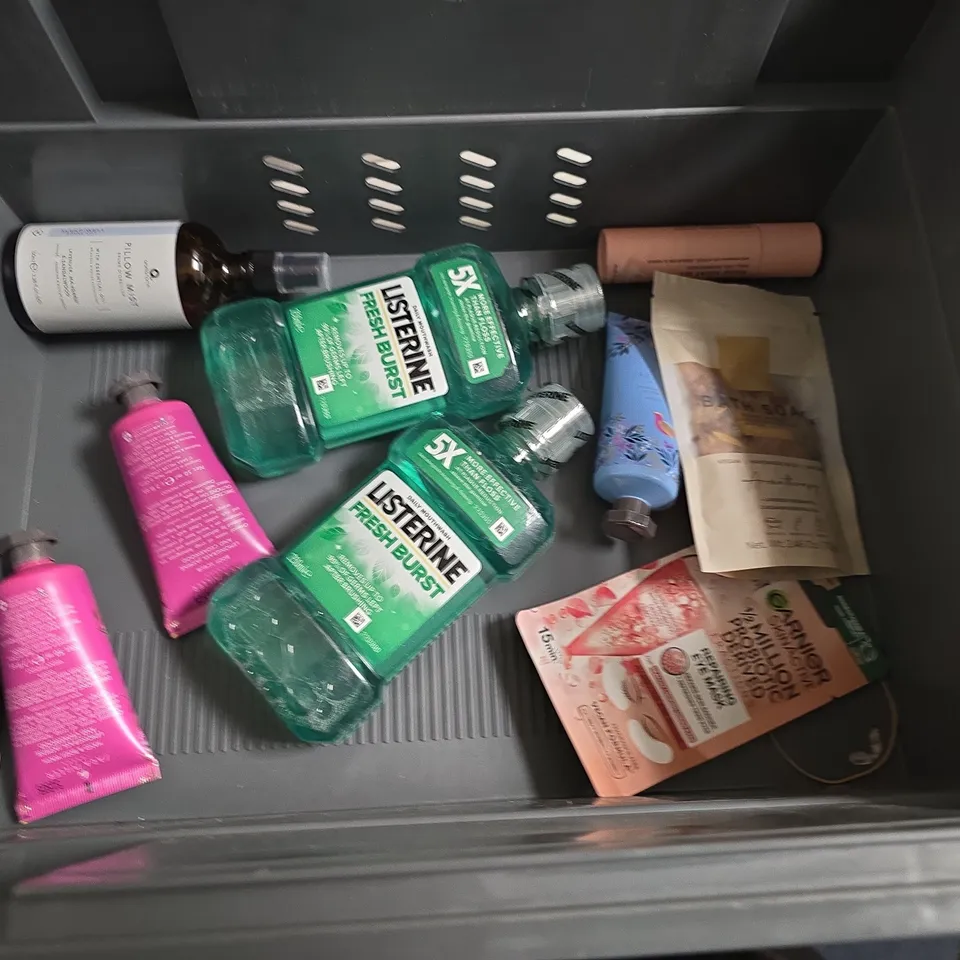 LOT OF APPROXIMATELY 23 ASSORTED HEALTH AND BEAUTY ITEMS TO INCLUDE LISTERINE MOUTHWASH, MEDICUBE EYE CREAM AND GLP-1 PATCHES