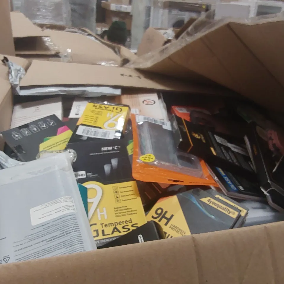 PALLET CONTAINING A LARGE QUANTITY OF ASSORTED PHONE CASES AND SCREEN PROTECTORS 