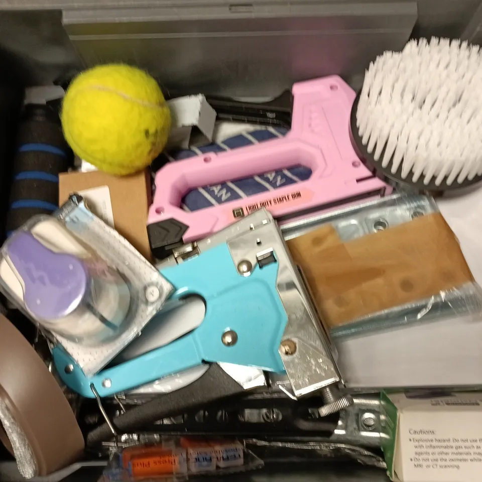 APPROXIMATELY 125ASSORTED HOUSEHOLD ITEMS TO INCLUDE STAPLE GUN, PULSE OXIMETER, TENNIS BALL, ETC