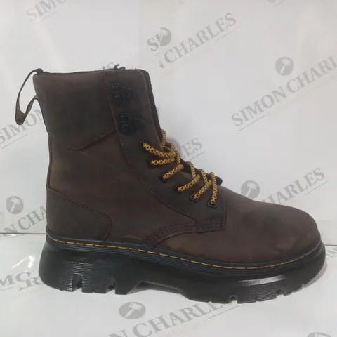 PAIR OF DR MARTENS ANKLE BOOTS IN BROWN UK SIZE 9.5