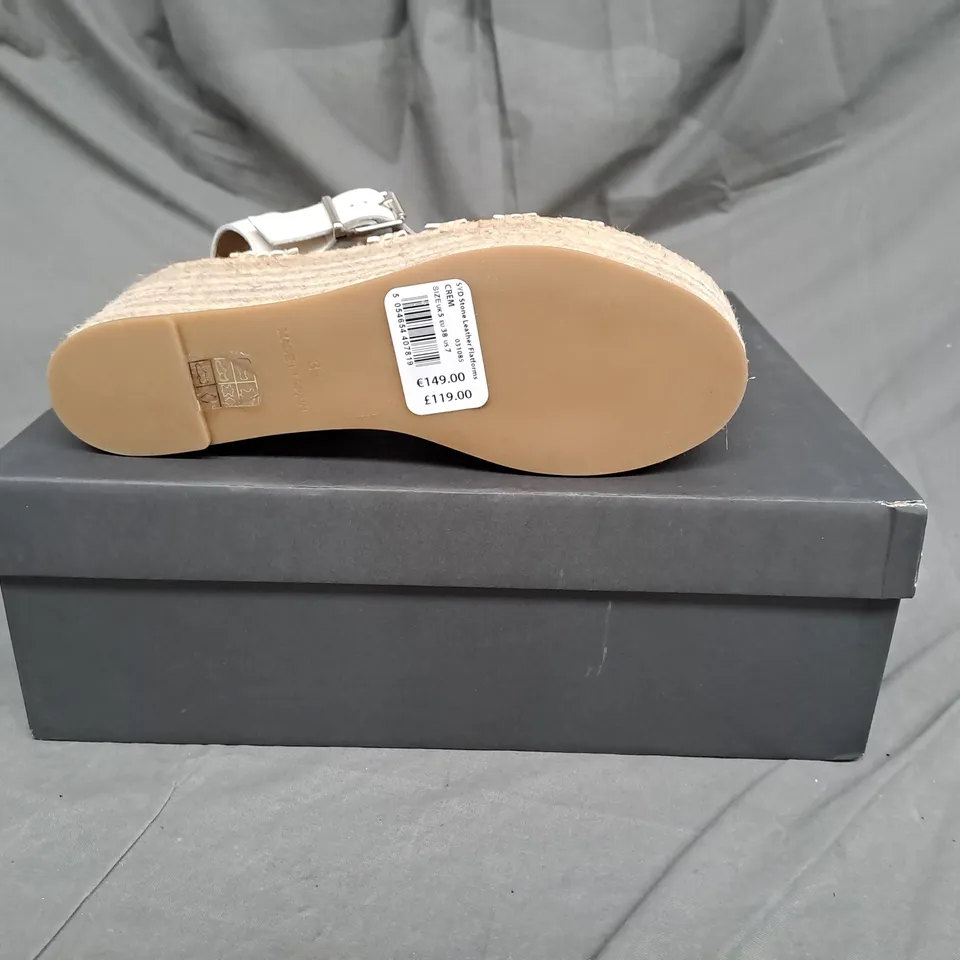 BOXED PAIR OF MINT VELVET SYD STONE LEATHER FLATFORMS IN CREAM SIZE 5