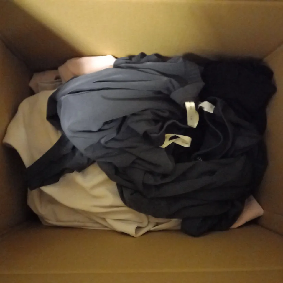 BOX OF APPROX. 10 CLOTHING ITEMS TO INCLUDE TROUSERS AND LEGGINGS  IN VARIOUS COLOURS AND SIZES 