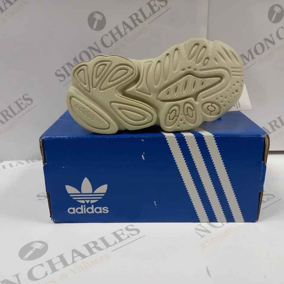 BOXED PAIR OF ADIDAS ID9405 ORIGINALS OZWEEGO INFANT TRAINERS UK SIZE 6K