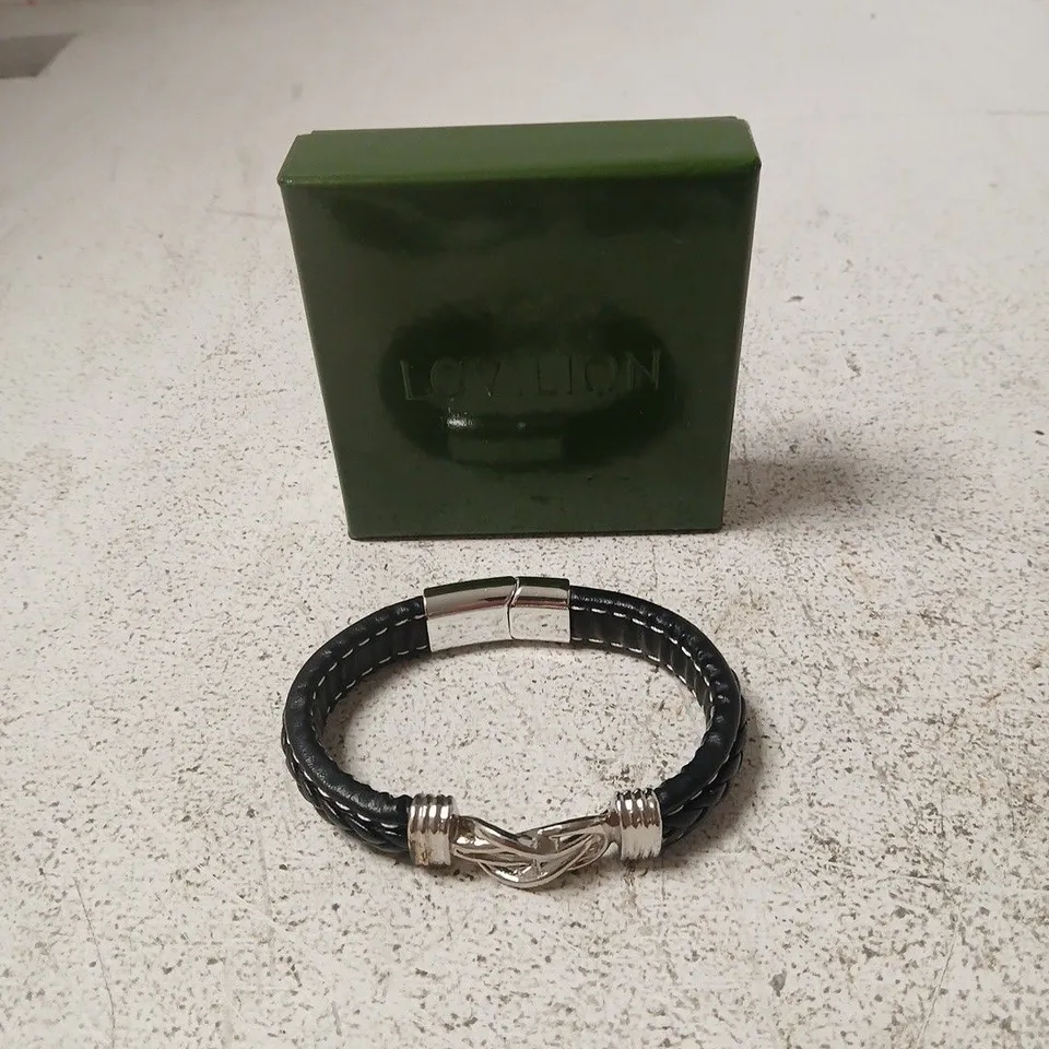 LOVILION LEATHER BRAIDED BRACELET WITH SILVER-TONE CLASP – GREEN BOX