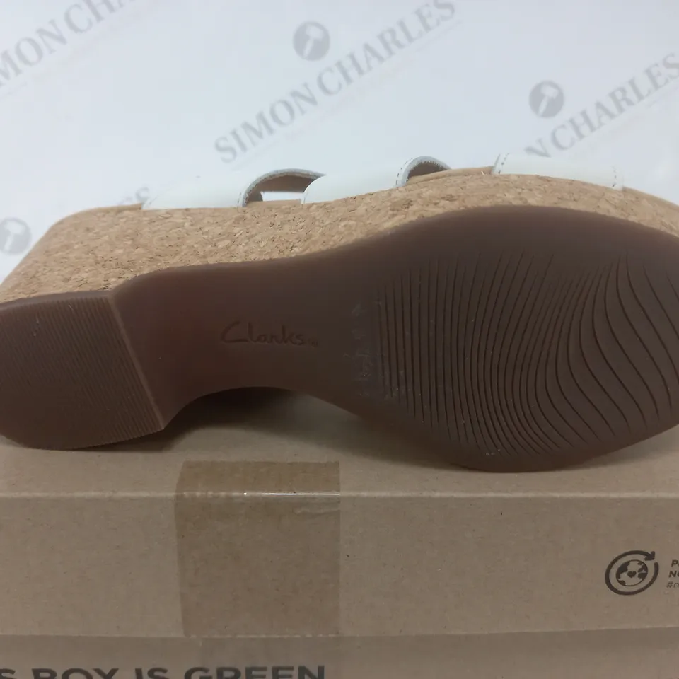 BOXED PAIR OF COLLECTION BY CLARKS OPEN-TOE STRAPPY WEDGE SANDALS IN WHITE SIZE 7