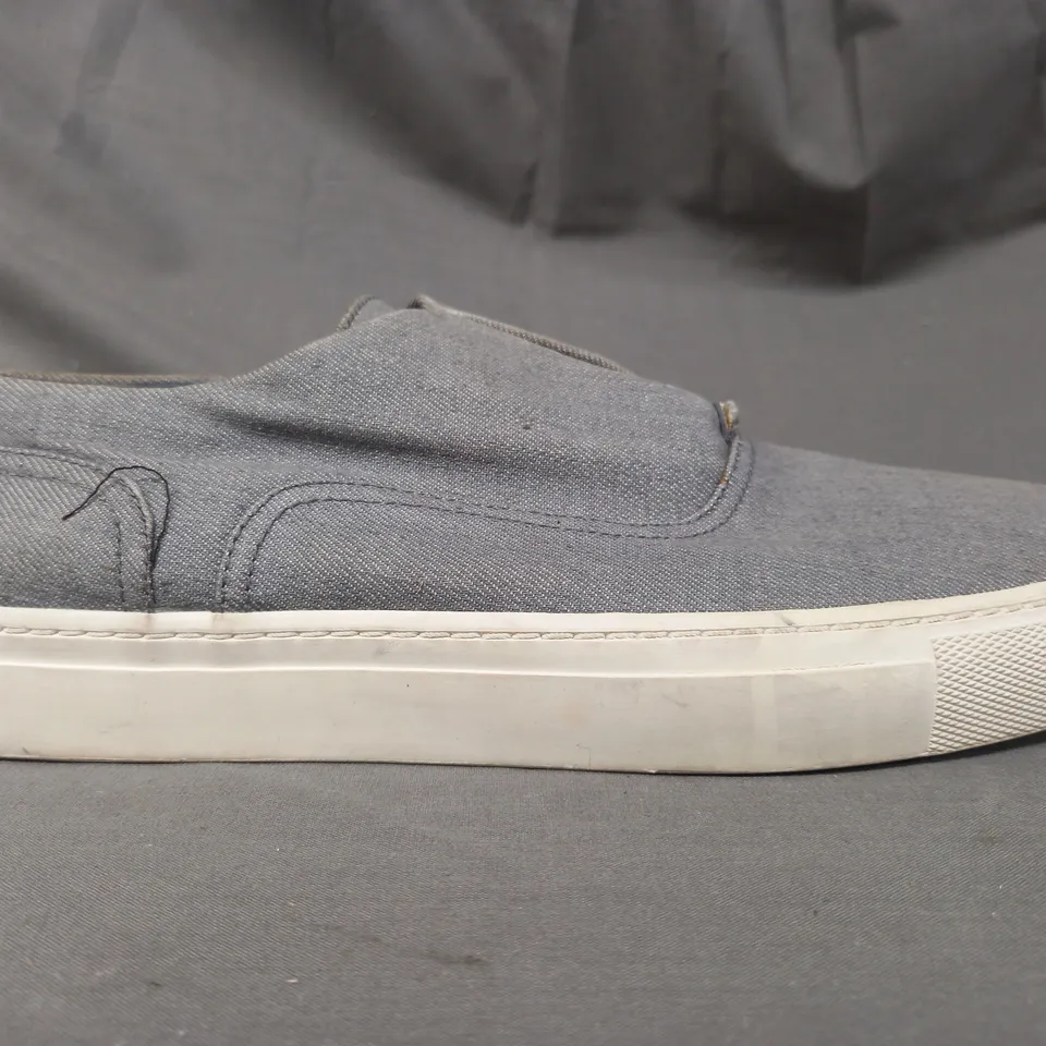 BOXED PAIR OF VINCE NELSON DENIM SNEAKERS IN GREY SIZE 7.5