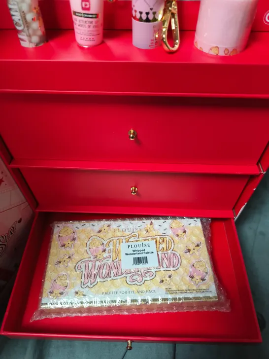 Lot 7424: PLOUISE MINI ME MINIWOOD VANITY STATION MAKE-UP SET – PINK ...