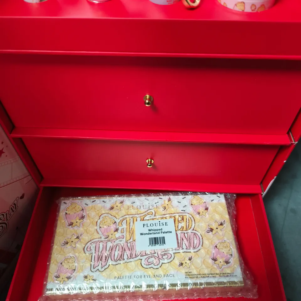 PLOUISE MINI ME MINIWOOD VANITY STATION MAKE-UP SET – PINK WITH BRUSHES & WHIPPED WONDERLAND PALETTE