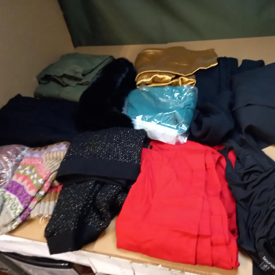 LOT OF APPROX 20 ASSORTED CLOTHING ITEMS VARYING IN SIZE/COLOUR/STYLE TO INCLUDE: TROUSERS, TOPS, JUMPERS