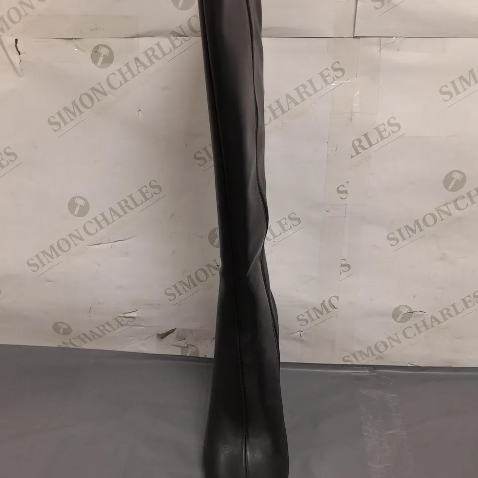 BOXED PAIR OF PUBLIC DESIRE APOLOGY KNEE-HIGH BLOCK HEEL BOOTS IN BLACK UK SIZE 6
