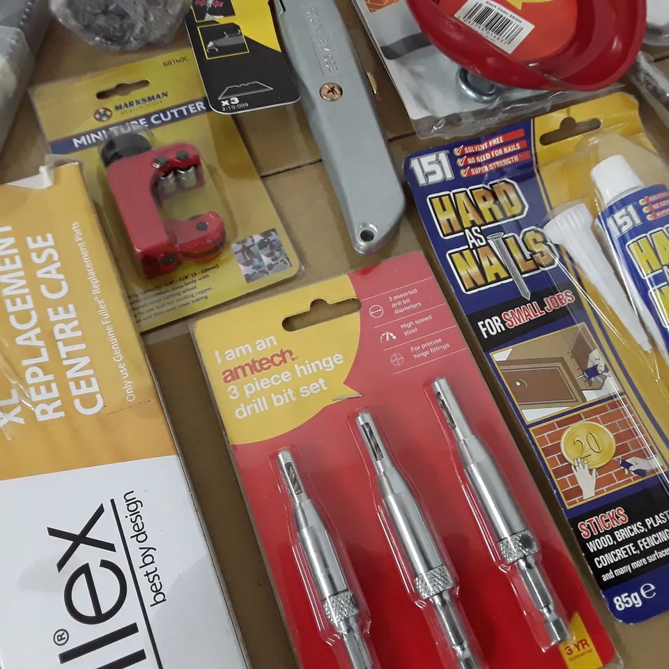 LOT OF 18 ASSORTED TOOL AND DIY ITEMS TO INCLUDE CIRCULAR BLADES, STANLEY KNIFE AND HARD AS NAILS