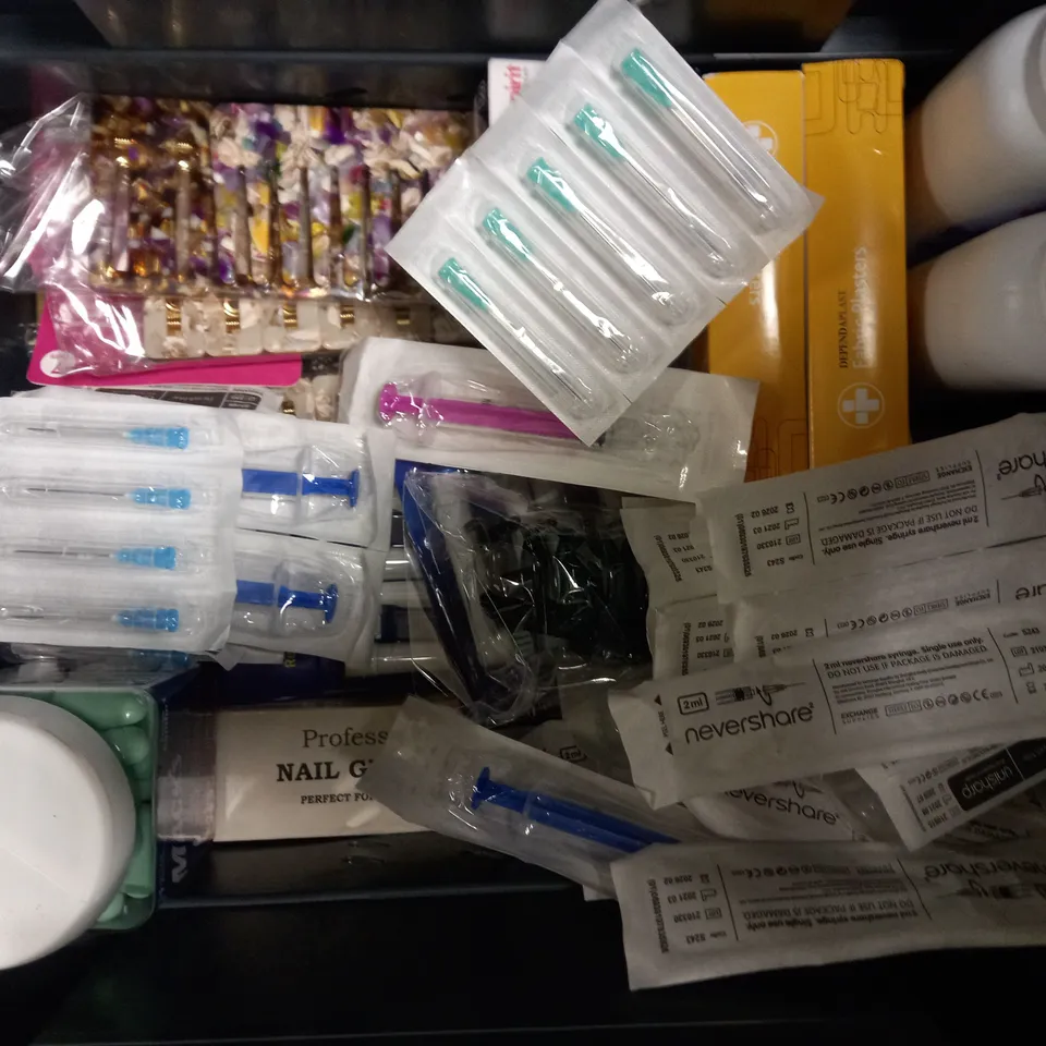 LOT OF APPROXIMATELY 20 ASSORTED HEALTH & BEAUTY ITEMS, TO INCLUDE SCALP BRUSH, BABY POWDER, EARPLUGS, ETC