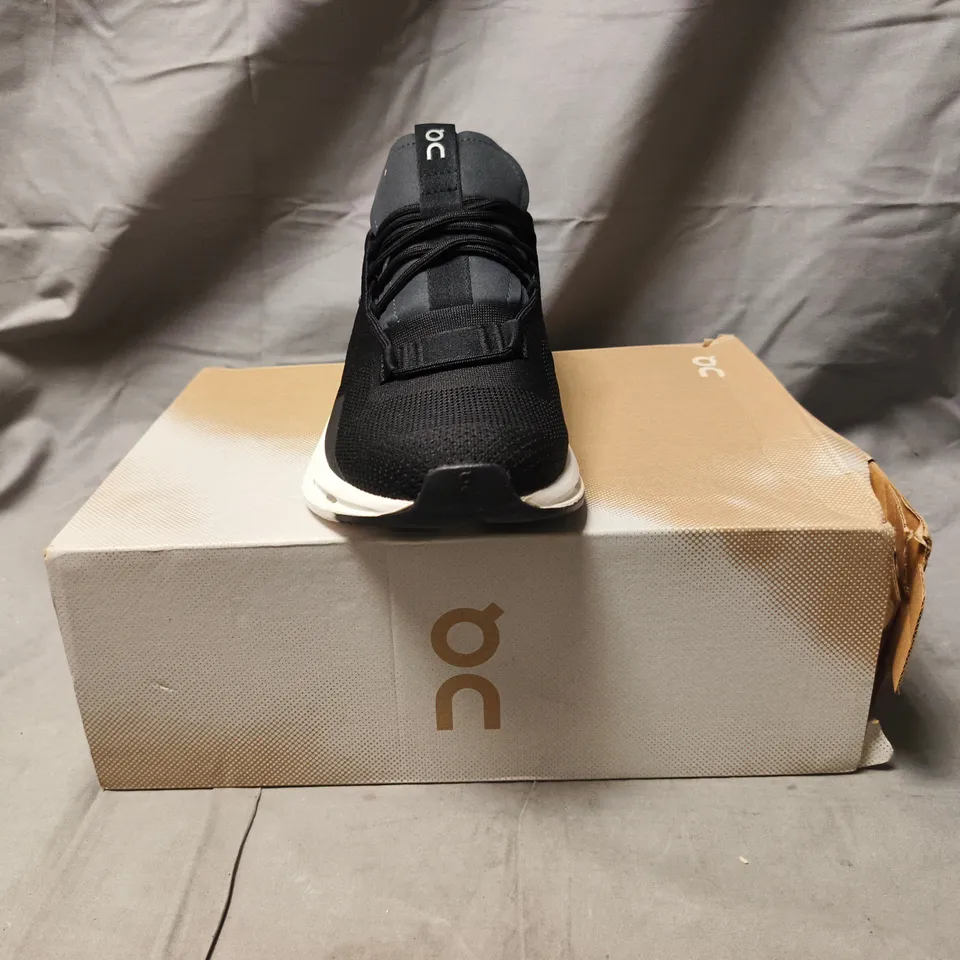 BOXED PAIR OF ON CLOUDNOVA SHOES IN PHANTOM/WHITE SIZE UK 7.5