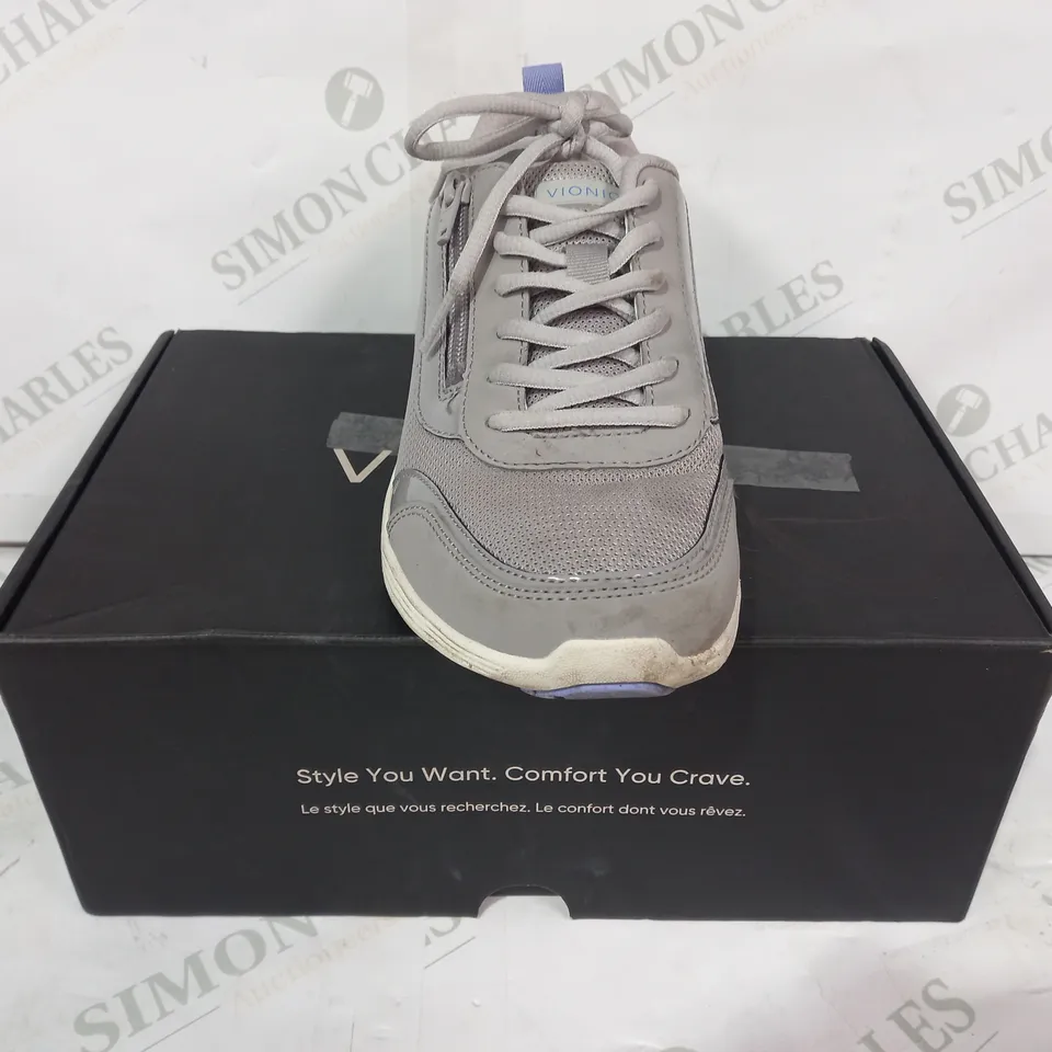 VIONIC AGILE CASSIS ZIP TRAINERS IN SLATE - SIZE 4.5