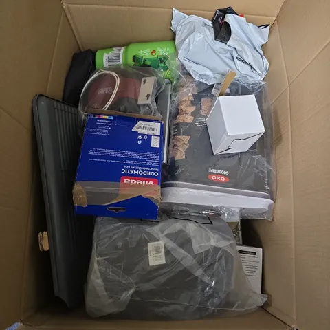 BOX OF APPROXIMATELY 10 ASSORTED HOUSEHOLD GOODS TO INCLUDE CLOTHES LINE , MINECRAFT CUP , ETC 