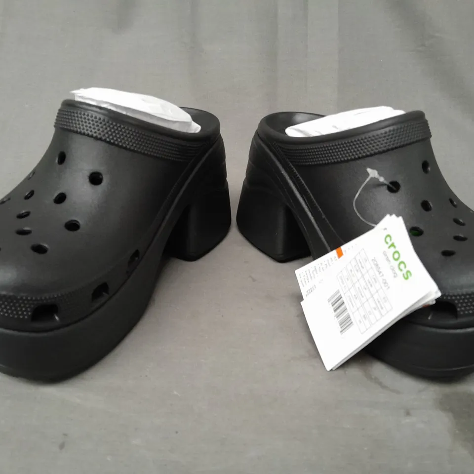 PAIR OF CROCS SIREN CLOGS IN BLACK UK SIZE M3/W4