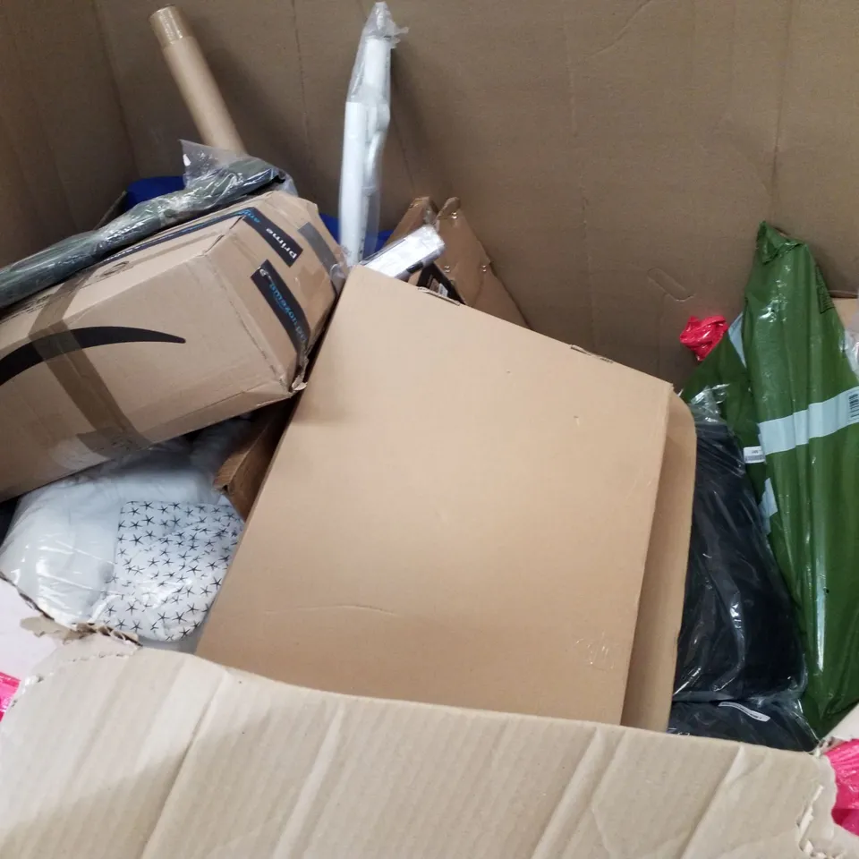 PALLET OF ASSORTED PRODUCTS INCLUDING TOILET SEAT, BABYS PLAYPEN, GARDEN SPRINKLER, PICTURE FRAME, CEILING FAN, CARRYON SUITCASE