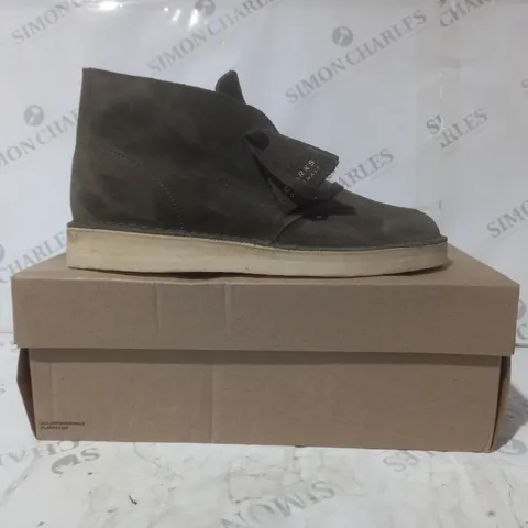 BOXED PAIR OF CLARKS ORIGINALS DESERT COAL SHOES IN OLIVE SUEDE UK SIZE 8