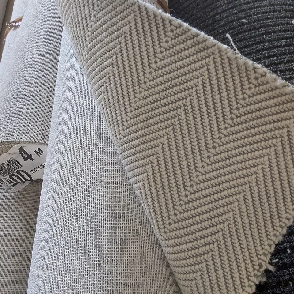 ROLL OF QUALITY GATSBY IVORY CARPET APPROXIMATELY 4 x 4m