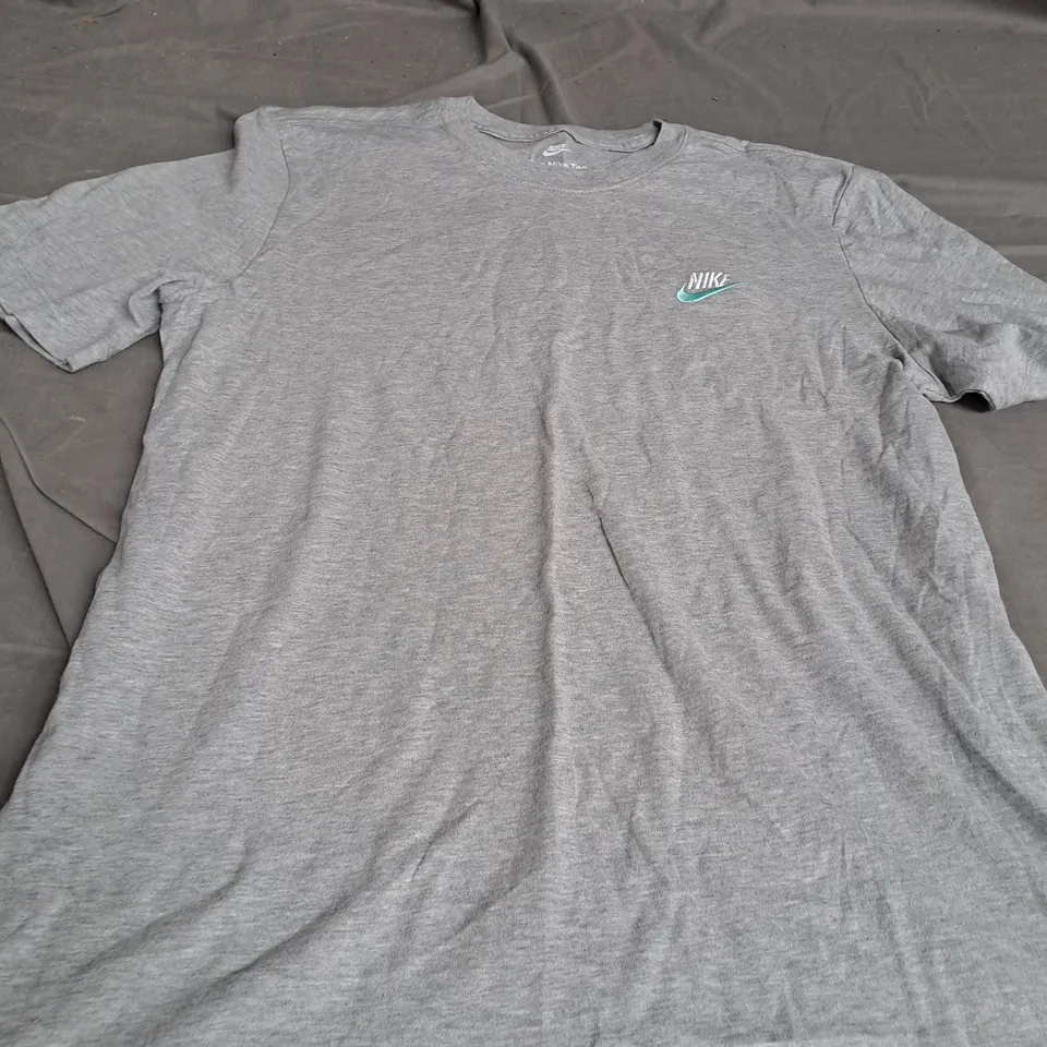 NIKE GREY T-SHIRT SIZE M 
