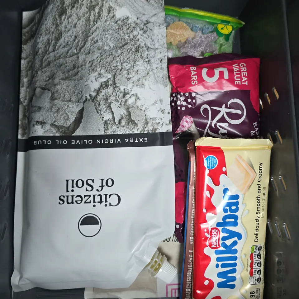 APPROXIMATELY 10 ASSORTED FOOD/DRINK PRODUCTS TO INCLUDE BAY LEAF, NOMO CHOCOLATE, DAIRY MILK ADVENT CALENDAR ETC 