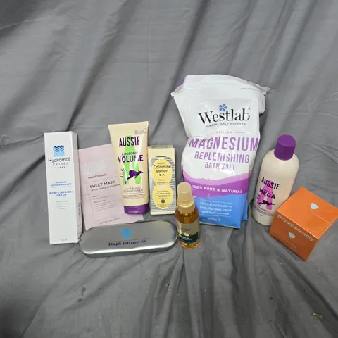 APPROXIMATELY 15 ASSORTED HEALTH & BEAUTY PRODUCTS TO INCLUDE AUSSIE CONDITIONER, WESTLAB BATH SALTS, NON-STERODIAL CREAM, ETC - COLLECTION ONLY
