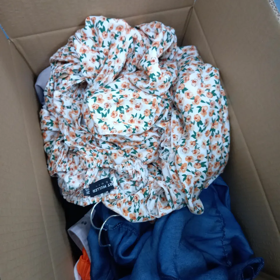 BOX OF APPROXIMATELY 10 CLOTHING ITEMS TO INCLUDE DENIM JACKETS, TOPS, DRESSES ETC