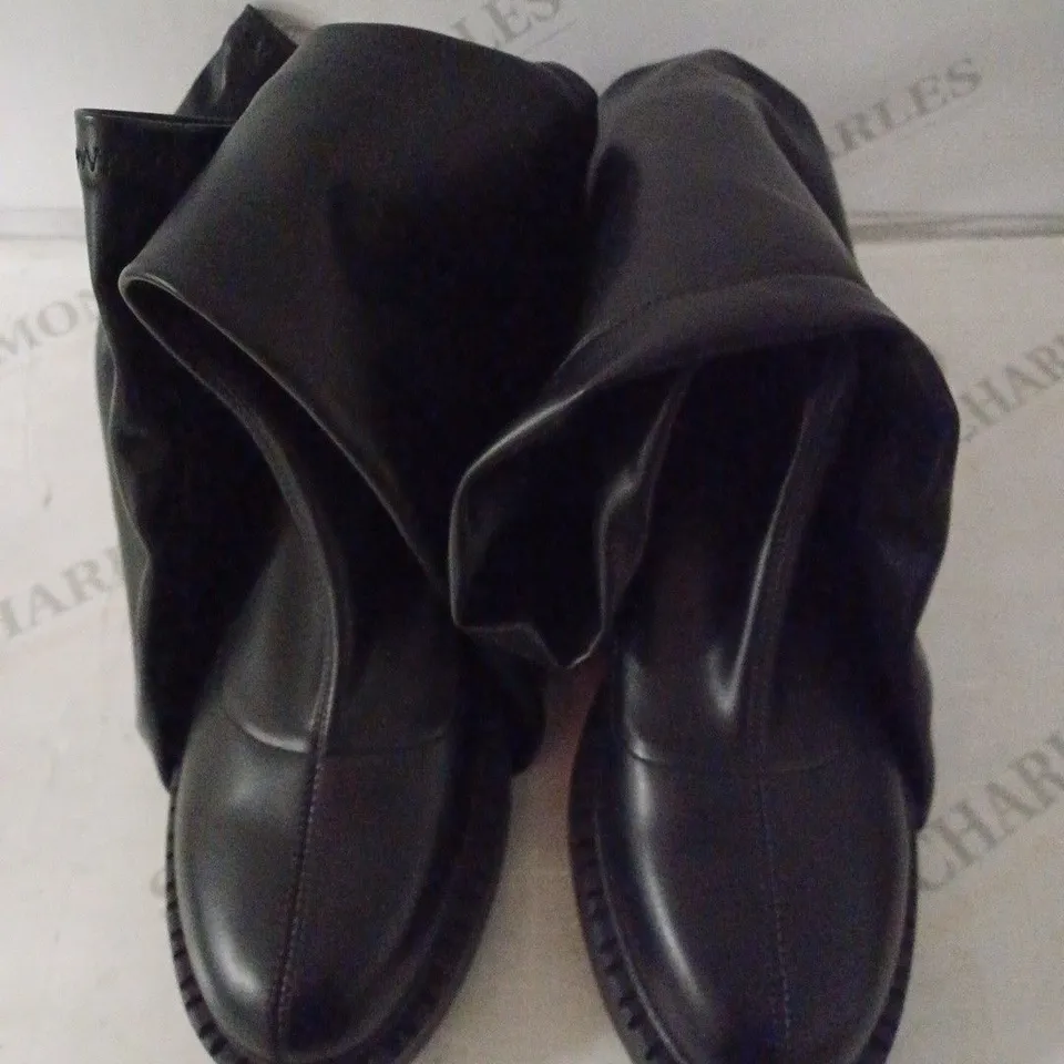 BOXED PAIR OF KOI WOMEN'S THE 24/7 UNIFLEX WIDE THIGH HIGH BOOTS SIZE 6