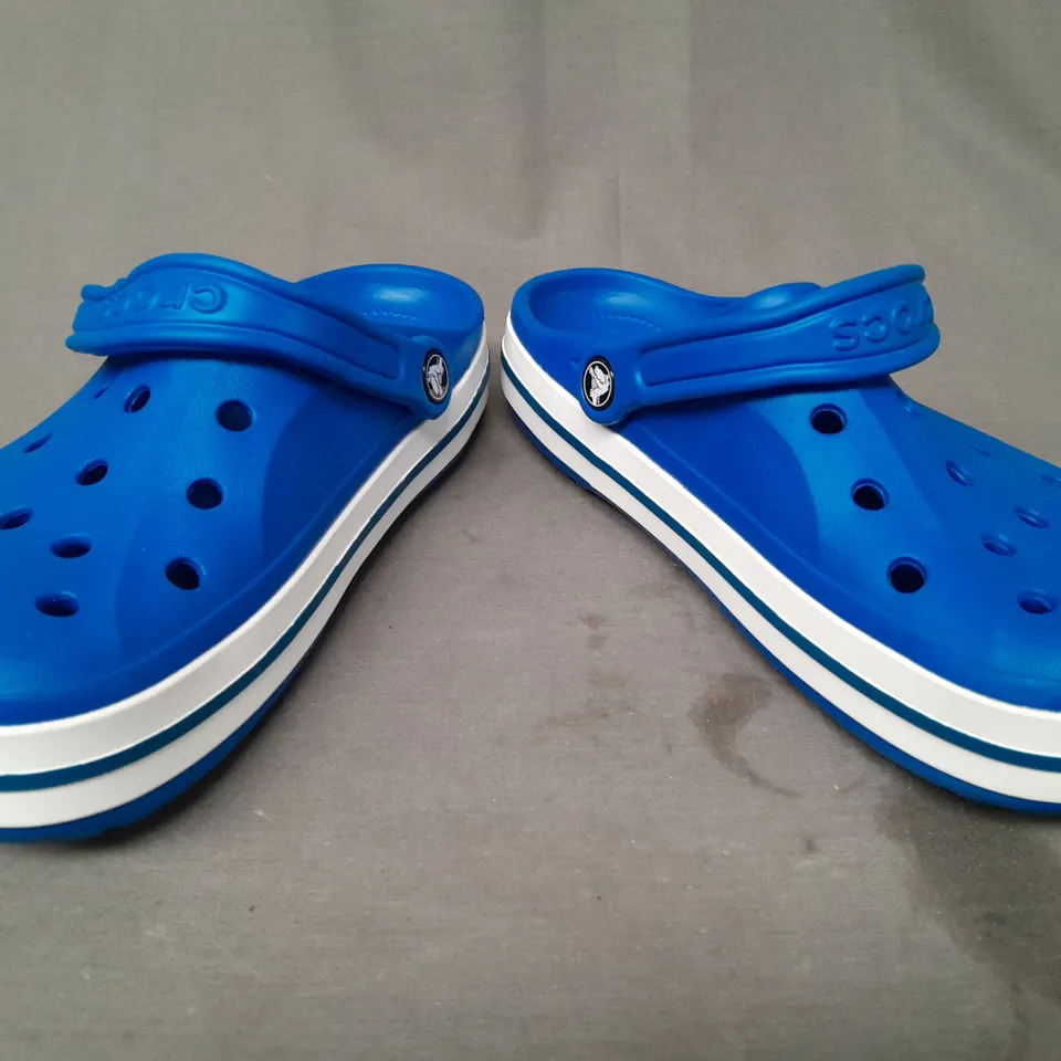 PAIR OF CROCS CLOGS IN BLUE SIZE M7/W9