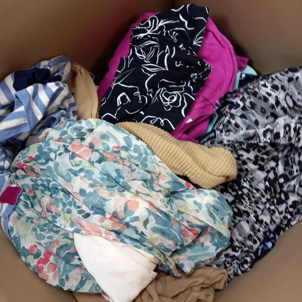 BOX OF APPROXIMATELY 20 ASSORTED CLOTHING ITEMS TO INCLUDE DRESSES, JUMPERS, T-SHIRTS ETC