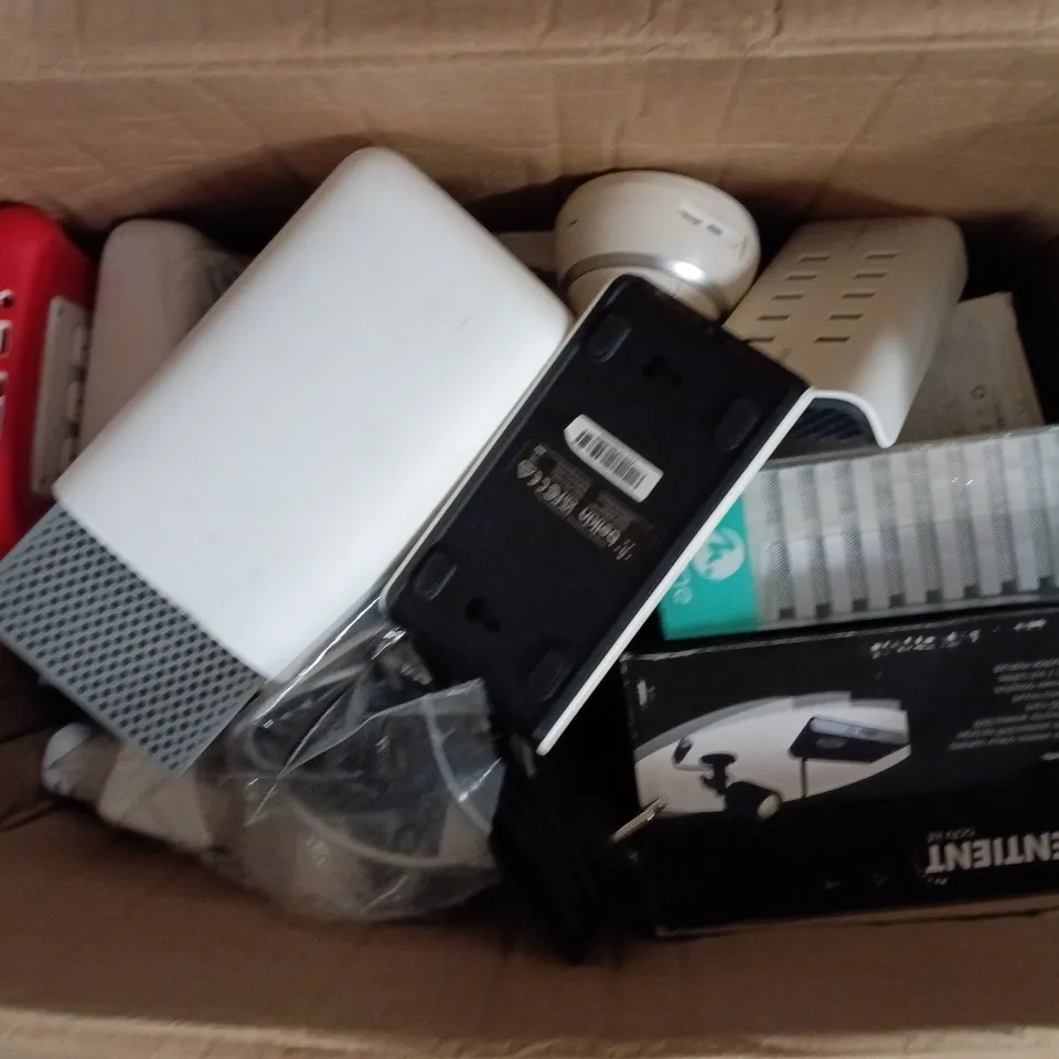 APPROXIMATELY 10 ASSORTED ELECTRICAL ITEMS TO INCLUDE BELKIN 10 PORT USB CHARGER, NABI TABLET, YI DOME CAMERA, ETC