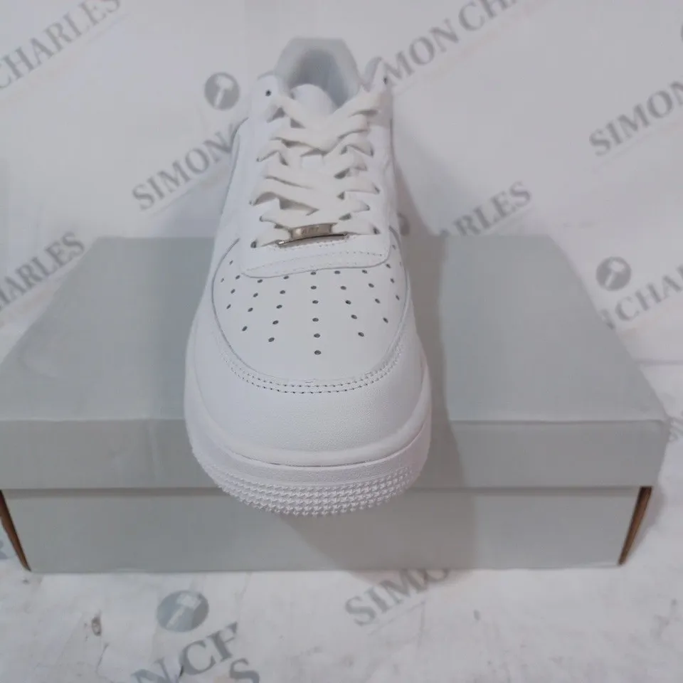 BOXED PAIR OF NIKE AIR FORCE 1 '07 SHOES IN WHITE UK SIZE 10