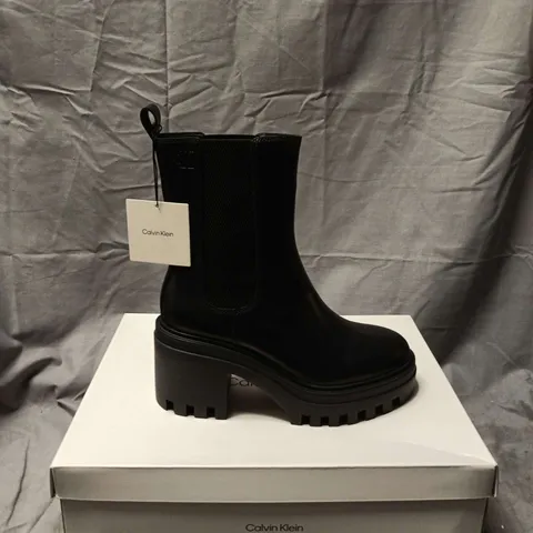 BOXED PAIR OF CALVIN KLEIN WOMEN'S CHUNKY HEEL CHELSEA BOOTS – BLACK LEATHER, UK 6 (EU 39)