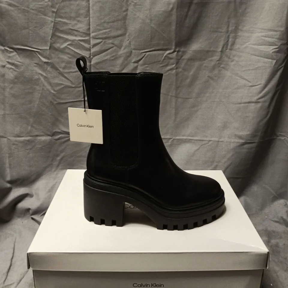 BOXED PAIR OF CALVIN KLEIN WOMEN'S CHUNKY HEEL CHELSEA BOOTS – BLACK LEATHER, UK 6 (EU 39)