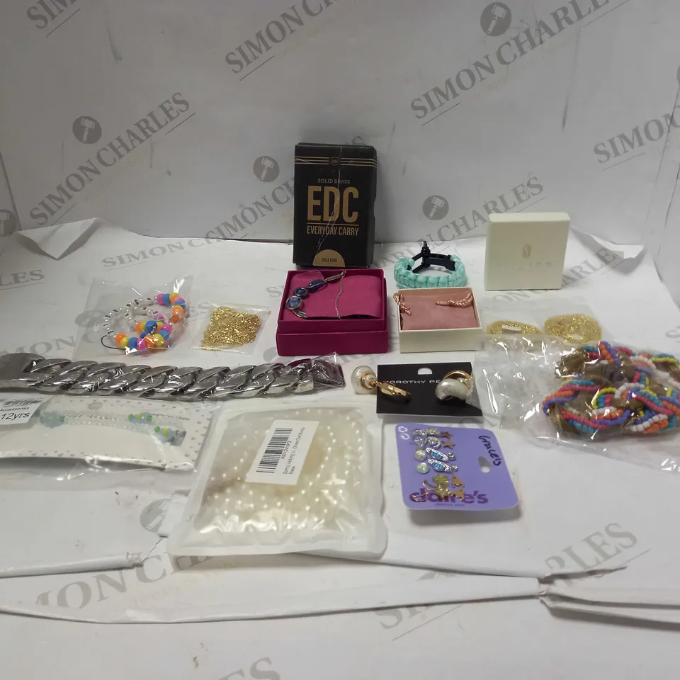 LOT OF ASSORTED JEWELLERY AND WATCHES AND ACCESSORIES TO INCLUDE WATCH STRAPS, NECKLACES AND EARRINGS