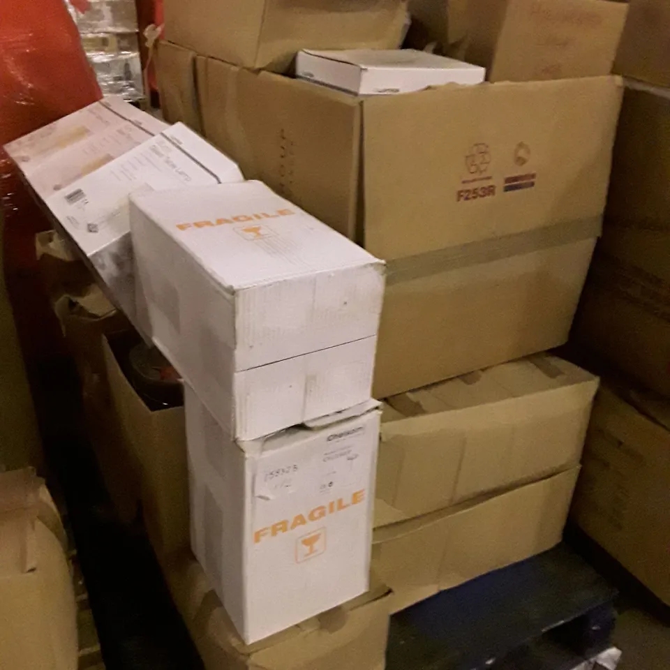 PALLET OF BRAND NEW HOMEWARE STOCK INCLUDING TABLE LAMPS & CHRISTMAS CARDS 